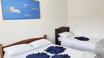 4 habitaciones, escritorio y tabla de planchar con plancha