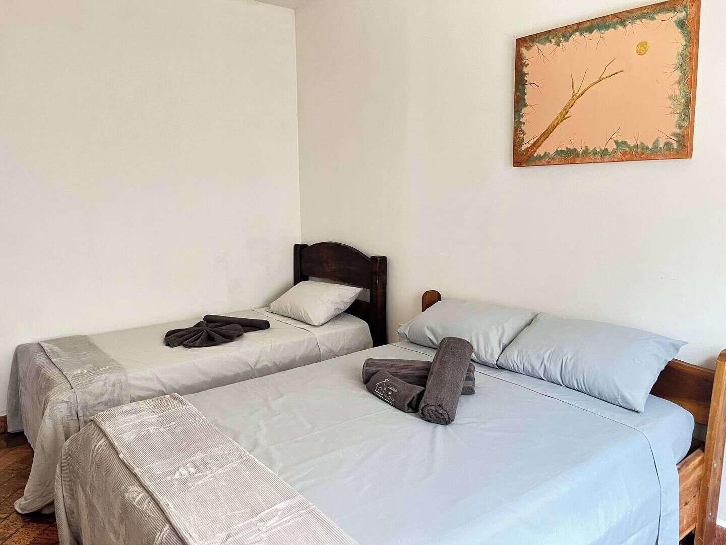 4 quartos, escrivaninha, ferros/tábuas de passar roupa, berço de viagem