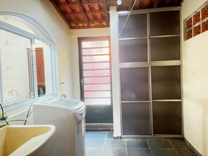 Dusj, hårføner, bidé og håndklær