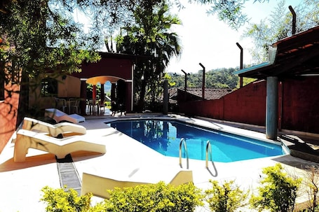 Outdoor pool. Complete Country House with Private Pool, 4 Suites and Pet Area – Lindóia