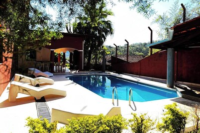 Complete Country House with Private Pool, 4 Suites and Pet Area – Lindóia