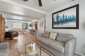 House | 8 bedrooms - Spacious 8BR Modern Retreat Pool Table RV (Bethany)