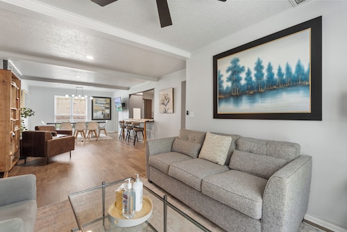 Spacious 8BR Modern Retreat Pool Table RV