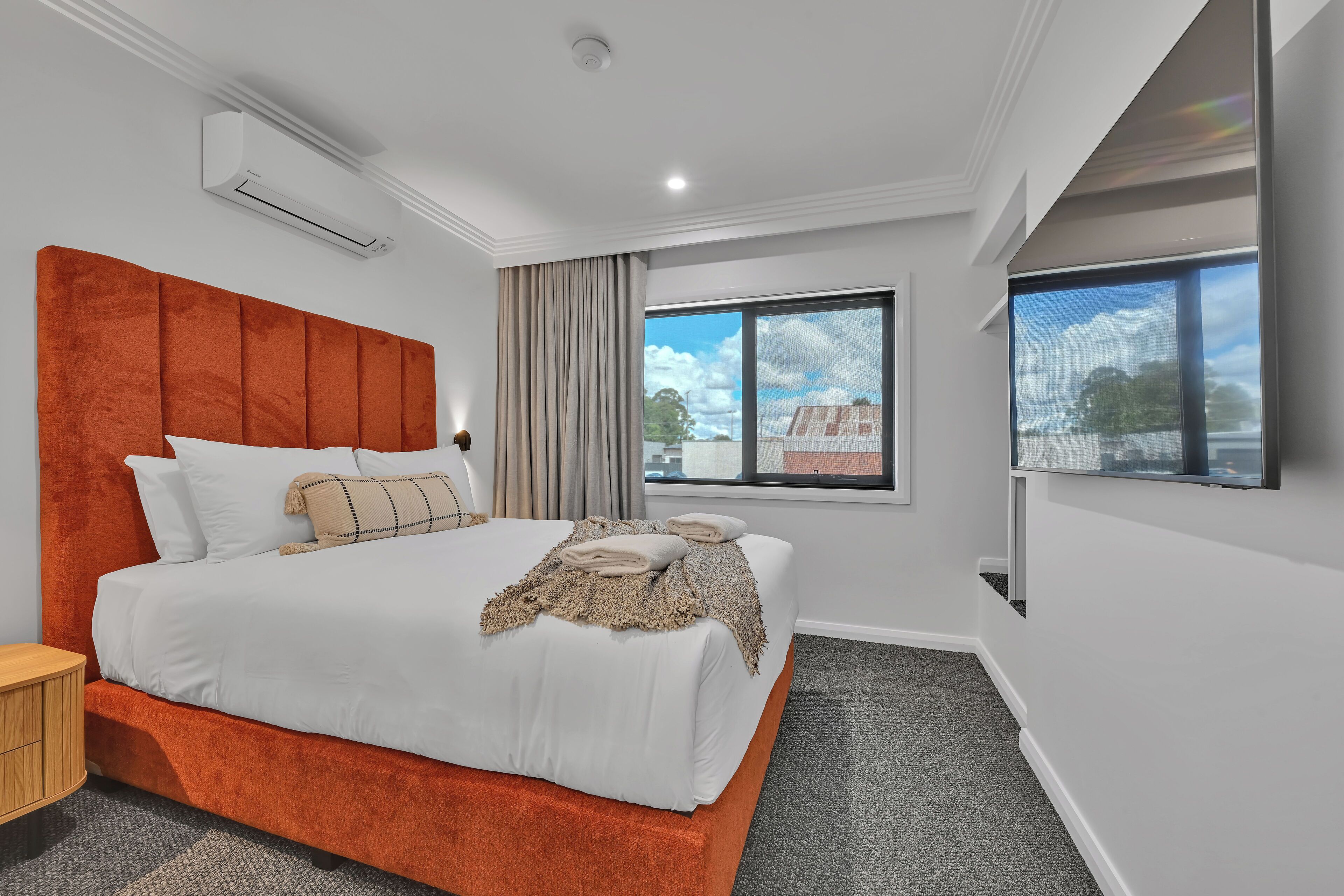 واي فاي مجانًا وملاءات أسرّة