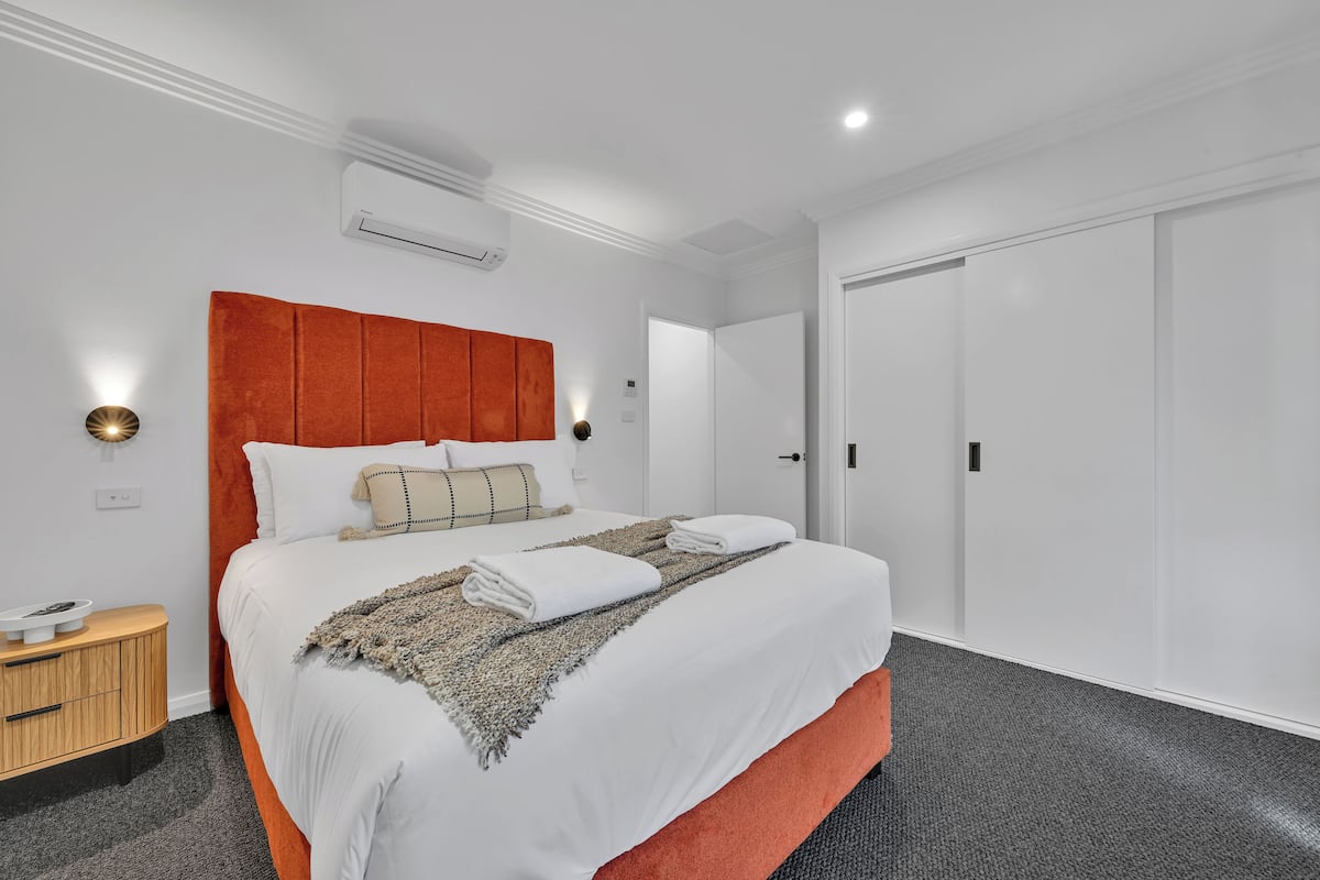 Signature Apartment, 2 Bedrooms | 2 bedrooms, free WiFi, bed sheets
