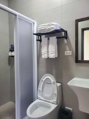 Firemannsrom – deluxe | Bad | Dusj, hårføner, håndklær og sjampo