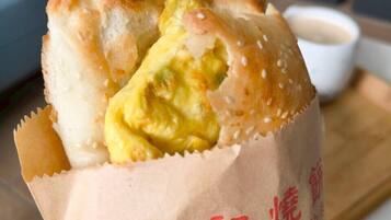 Tägliches inbegriffenes Frühstück zum Mitnehmen