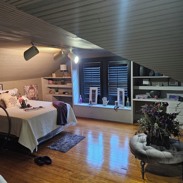 5 bedrooms, iron/ironing board, WiFi, bed sheets