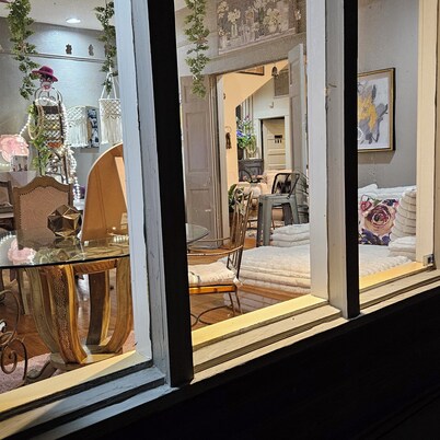  Country  Ridge Estate Where Country meets Elegance 
Spacious 6-bed 3 halfbath