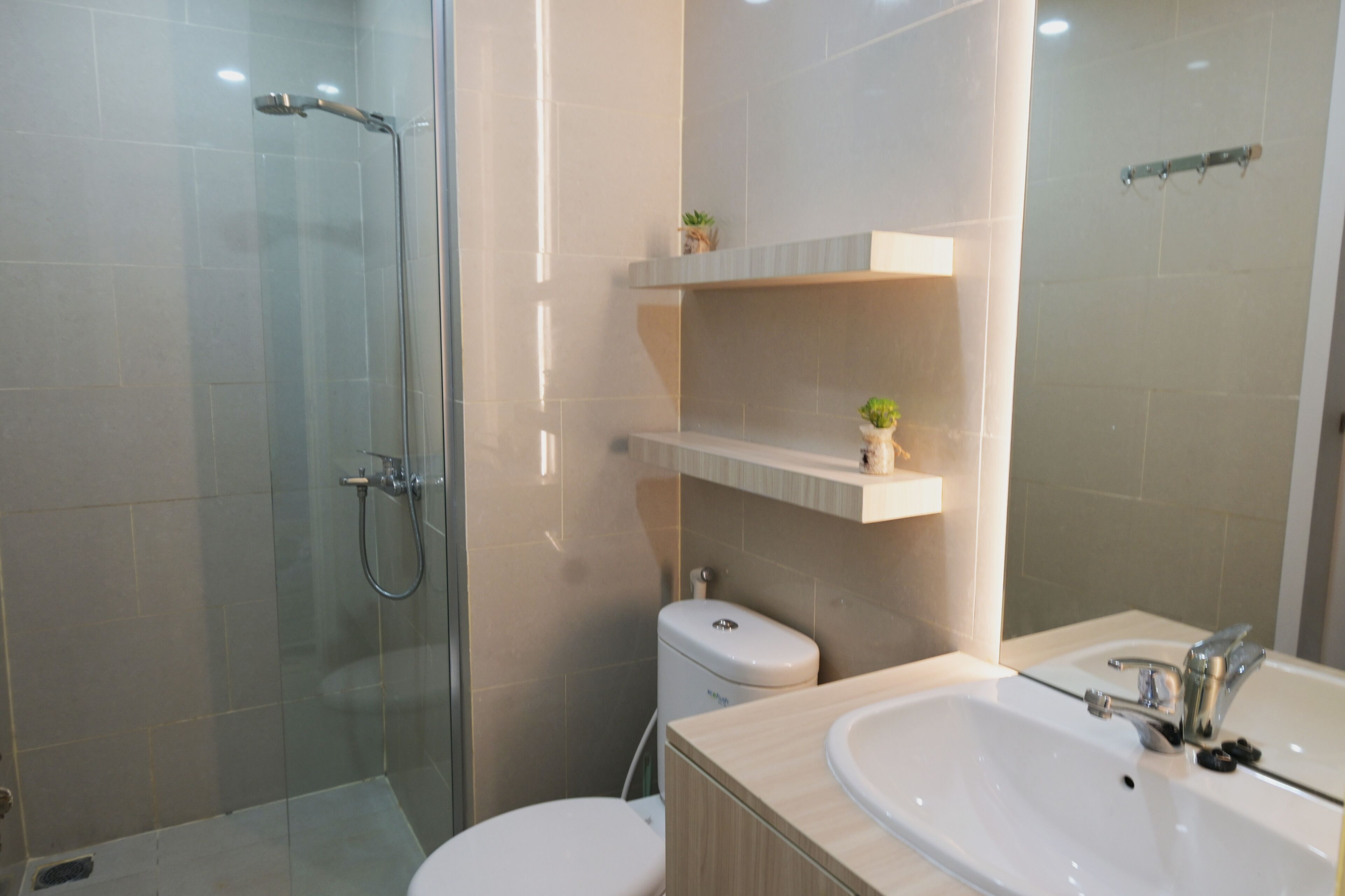 Bidet, towels