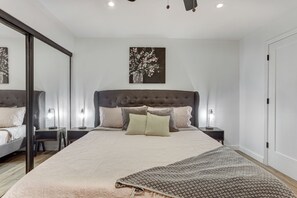 2 bedrooms, desk, iron/ironing board, free WiFi - Beautiful condo in central Scottsdale (Scottsdale)