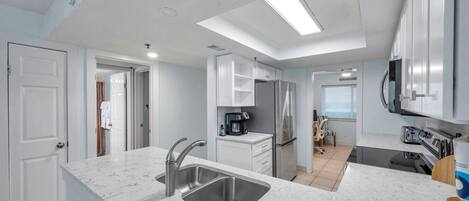 ثلاجة، ميكروويف، فرن، موقد طهي مسطح