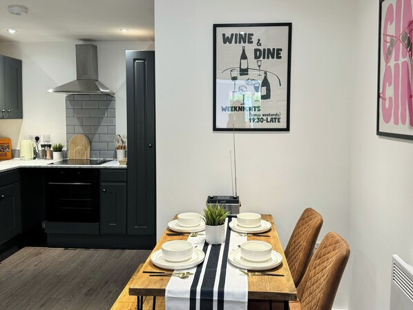 Dining - Modern 1-Bed Apartment - Sleeps 4 & Central Links (Prenton)