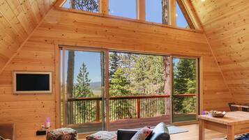 Televisor intel·ligent, llibres, estèreo i pantalles d'ordinador