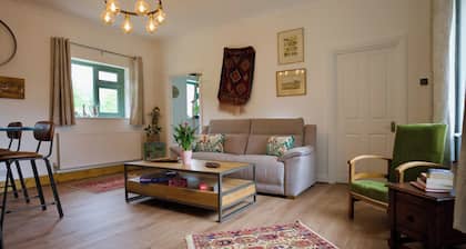 Tring Grange Cottage, Sleeps 2 with Onsite Parking