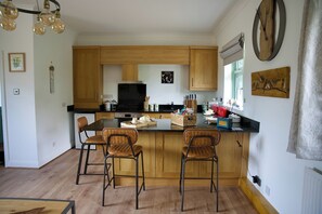 Fridge, microwave, oven, stovetop - Tring Grange Cottage, Sleeps 2 with Onsite Parking (Tring)