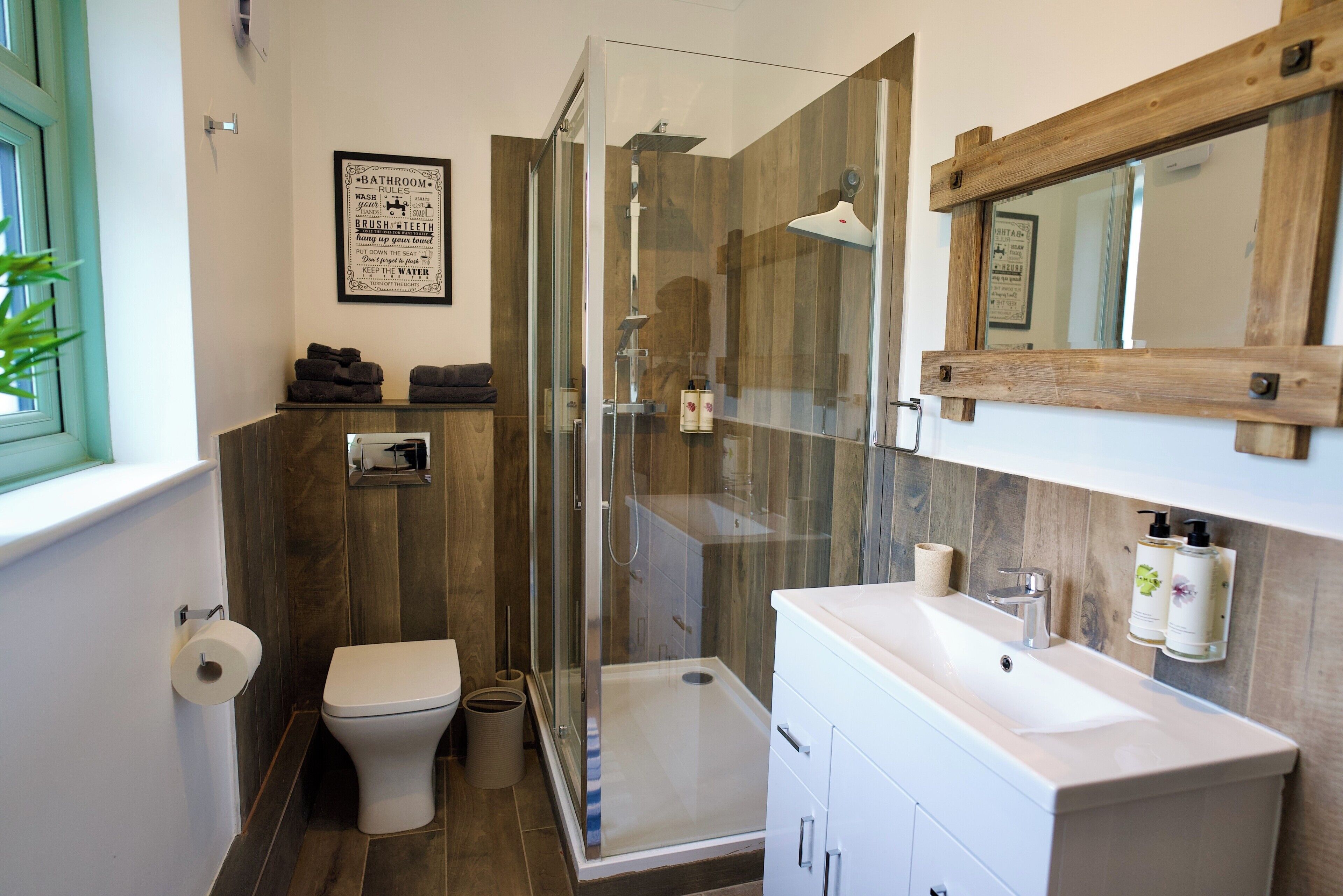 Douche, séchoir à cheveux, serviettes fournies