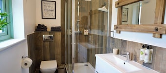 Tring Grange Cottage, Sleeps 2 with Onsite Parking