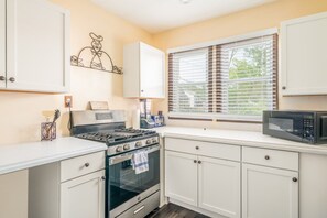 Fridge, microwave, oven, stovetop - 3bed/2bath Sleeps 10 - Chill House (Highland Park)