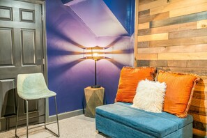 Interior - 3bed/2bath Sleeps 10 - Chill House (Highland Park)