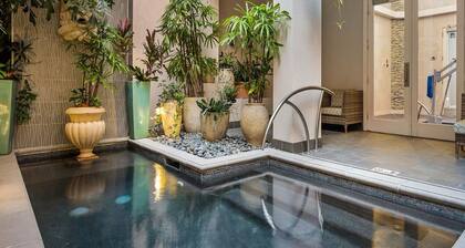 1-Bdrm Presidential Suite in Warehouse District Next to the Famed French Quarter