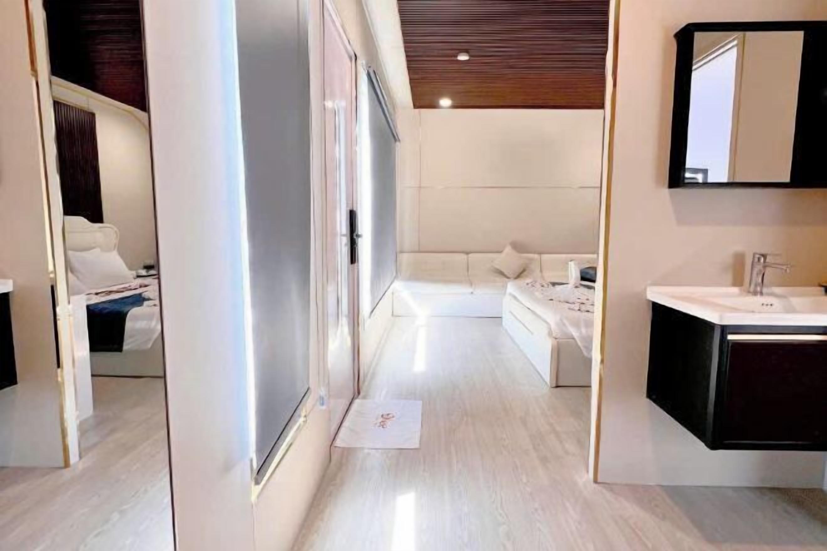 Skrivebord, wi-fi (inkludert) og sengetøy