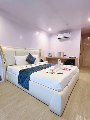 Luxury Double Room | Desk, free WiFi, bed sheets - Olee Sea View Resort (Phan Thiet)