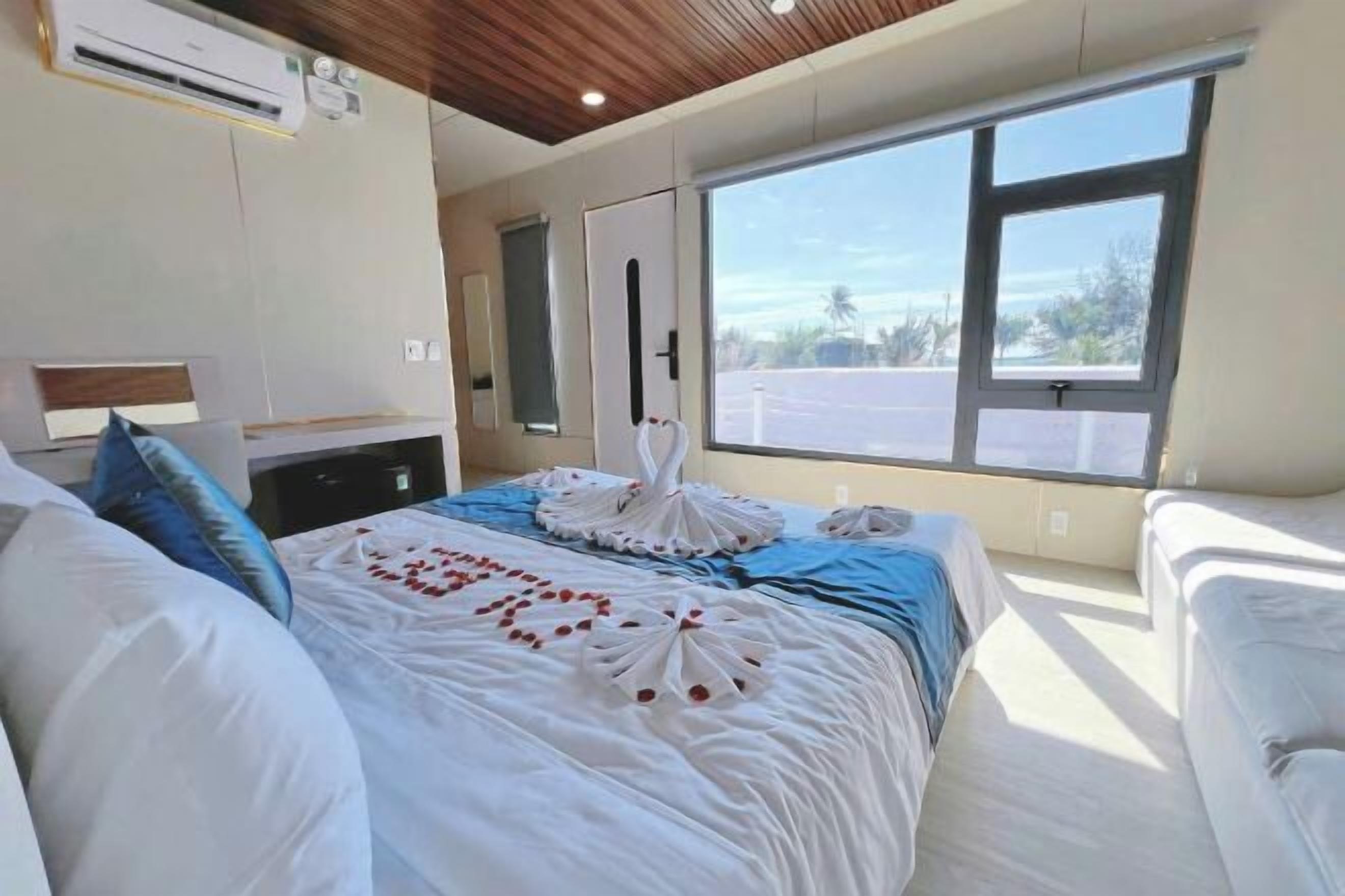 Desk, free WiFi, bed sheets