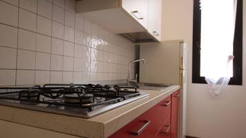 Jääkaappi, keittoastiat/astiat/ruokailuvälineet