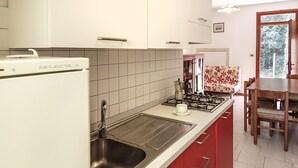Kjøleskap og kjøkkenutstyr