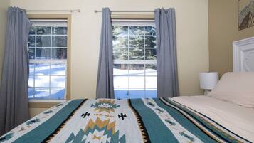 Een bureau, gratis wifi, beddengoed