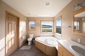 Hair dryer, towels - Aurora Panorama Lodge- Perfect Retreat 5b3b (Fairbanks)