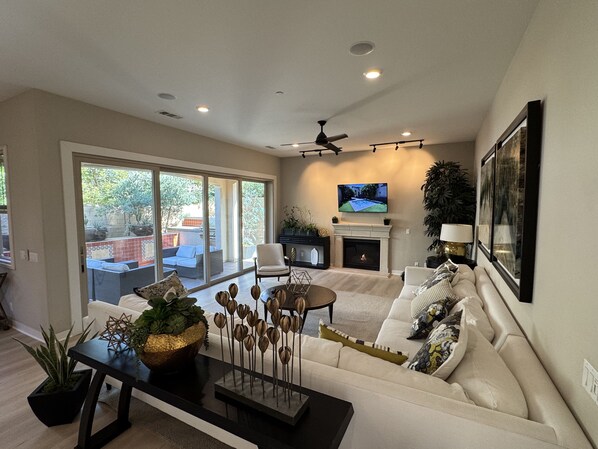 Una Smart TV, una chimenea, una impresora