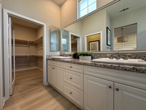 Ducha, secador de pelo, toallas y jabón