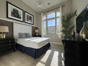 4 bedrooms, desk, WiFi, bed sheets