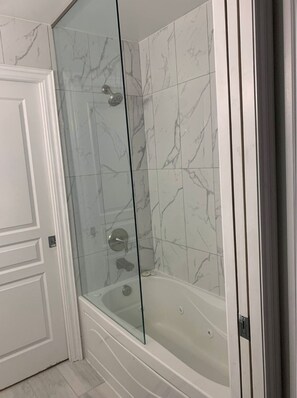Baignoire à jets, sèche-cheveux, serviettes fournies, savon