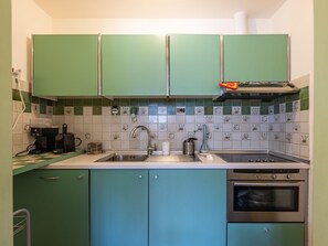 Fridge, dishwasher, cookware/dishes/utensils