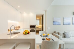 Fridge, microwave, oven, stovetop - Boavista Collection - Renovated Ap City Center (Braga)