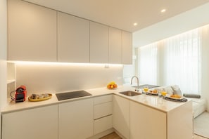 Frigorífico, microondas, horno y placa de cocina