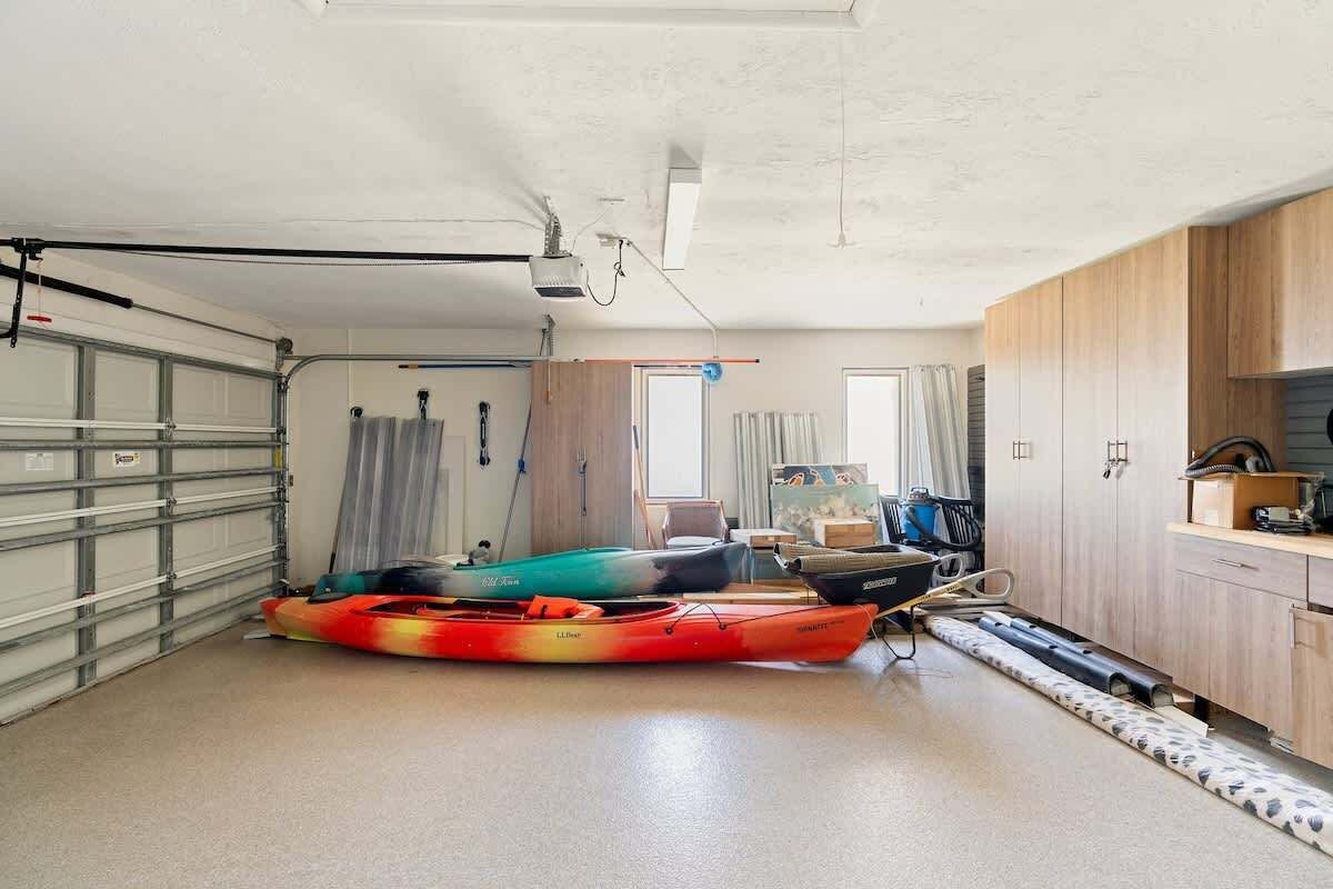 Eine Garage mit Kajaks, einer Werkbank und einem Fenster.