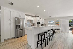 Jääkaappi, mikroaaltouuni, uuni, liesi