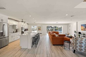 ثلاجة، ميكروويف، فرن، موقد طهي مسطح