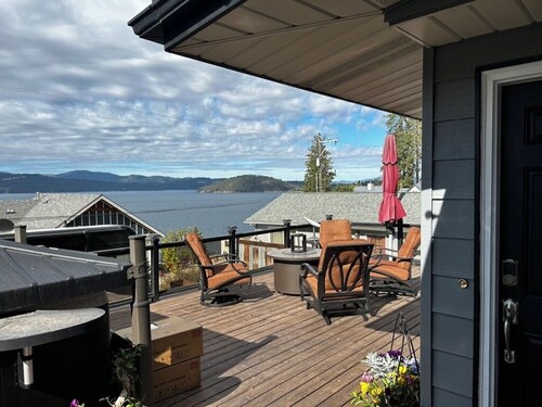 Charming 3-bedroom lake view home in tranquil Coeur d'Alene