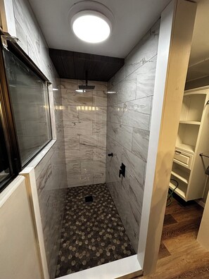 Shower, hair dryer, towels, soap - Charming 3-bedroom lake view home in tranquil Coeur d'Alene (Coeur d'Alene)