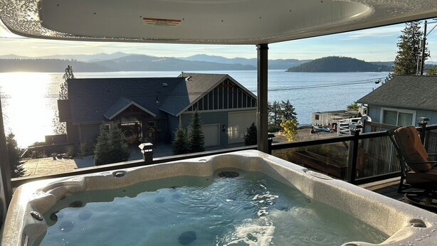 Outdoor spa tub - Charming 3-bedroom lake view home in tranquil Coeur d'Alene (Coeur d'Alene)