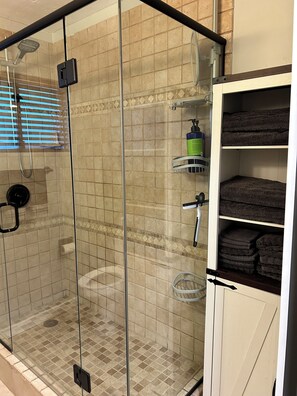 Shower, hair dryer, towels, soap - Charming 3-bedroom lake view home in tranquil Coeur d'Alene (Coeur d'Alene)