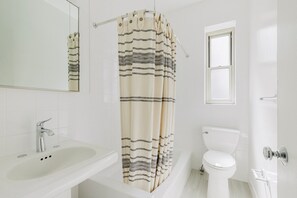 Een haardroger, handdoeken