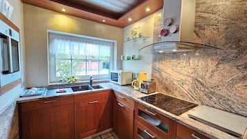 Refrigerador, microondas, horno y parrilla de estufa