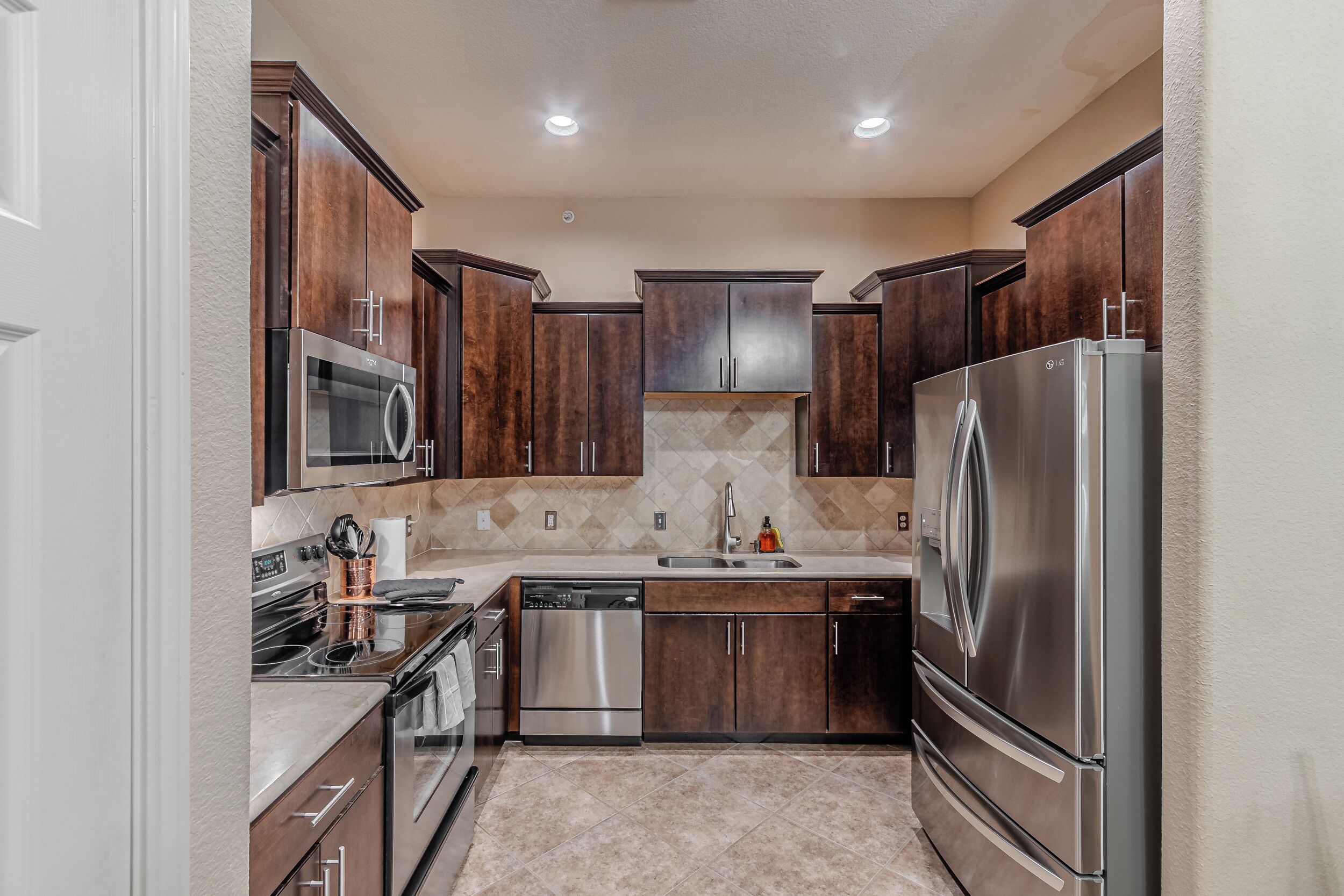 冰箱、微波炉、烤箱、炉灶