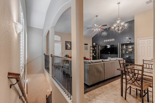 The Castle by the Lake with Pool, Balcony & Garage Parking, Great Location!!